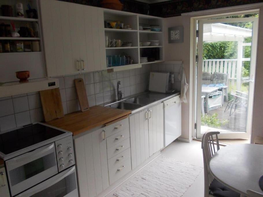 Villa Med Blommande Traedgard, Centralt Båstad エクステリア 写真