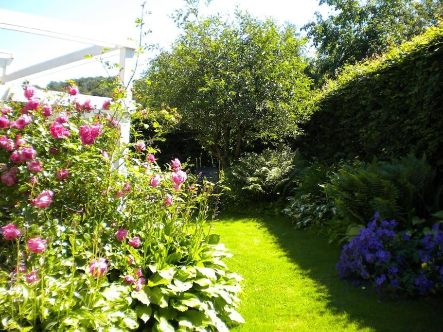 Villa Med Blommande Traedgard, Centralt Båstad エクステリア 写真