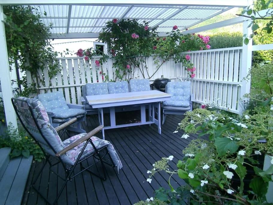Villa Med Blommande Traedgard, Centralt Båstad エクステリア 写真